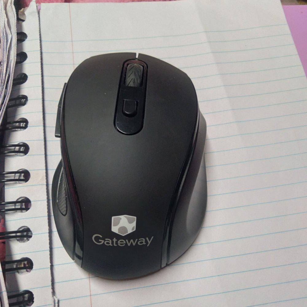 Gateway Windows 11th Gen laptop w/ carrying case and wireless mouse